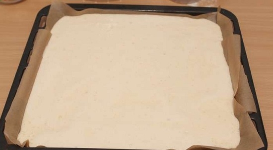 Тонкое тесто для пиццы без дрожжей.