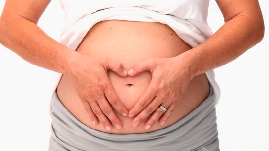 О чем говорят боли в районе пупка при беременности