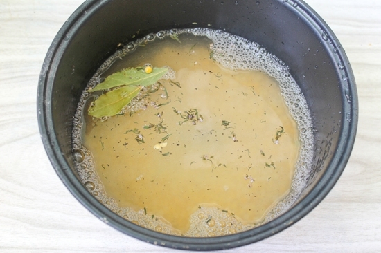 Гороховый суп в мультиварке «Редмонд» с копченостями. Приготовление