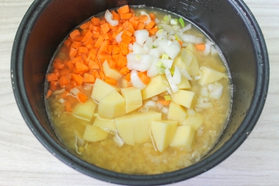 Гороховый суп в мультиварке «Редмонд» с копченостями. Приготовление