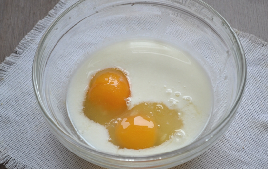 Взбейте яйца с кефиром