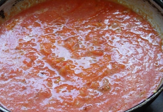 Сок из томатов соединяем с луком и морковью