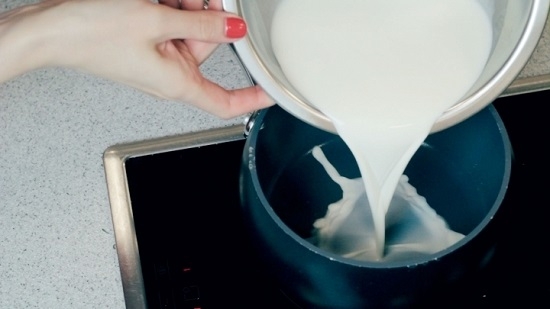 смешиваем ванильный сахар с молоком
