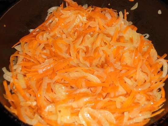 На масле подсолнечном пассеруем морковь