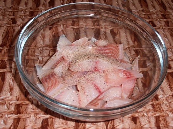 Рыбное филе нарезаем кусочками среднего размера