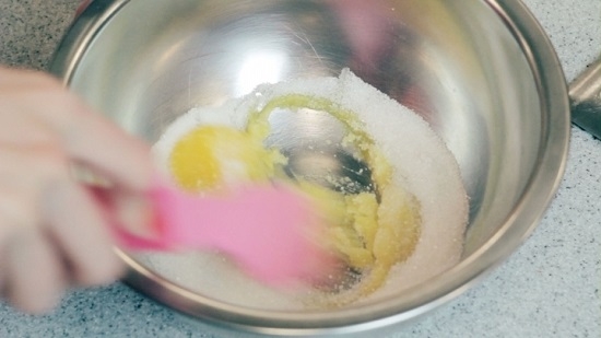 в отдельной миске смешиваем яичные желтки и сахар