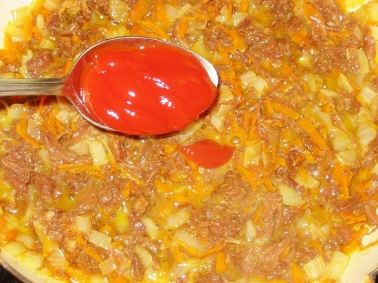 добавляем в сковороду томатную пасту