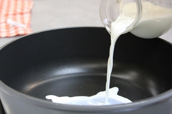 разогрейте 2/3 от основного объема молока