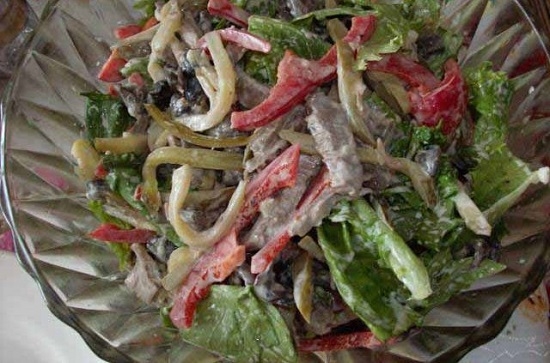 салат из говядины и маринованных огурцов с грибными нотками