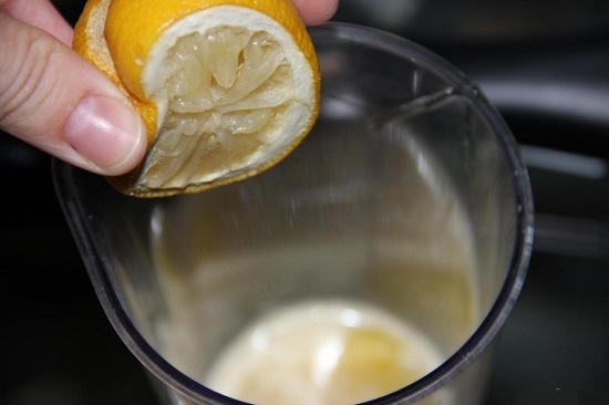 Из половинки лимона выдавливаем несколько капель сока