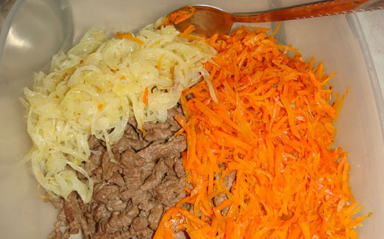 В салатницу выкладываем морковь, говядину и лук