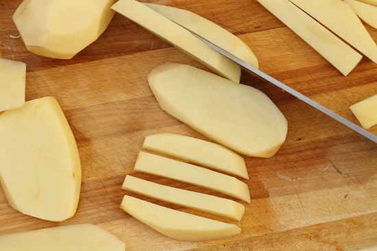 Разрезаем каждую картофелину пополам