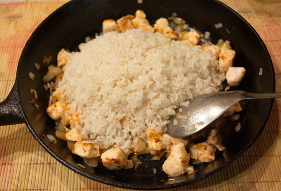 добавляем в сковороду промытый рис