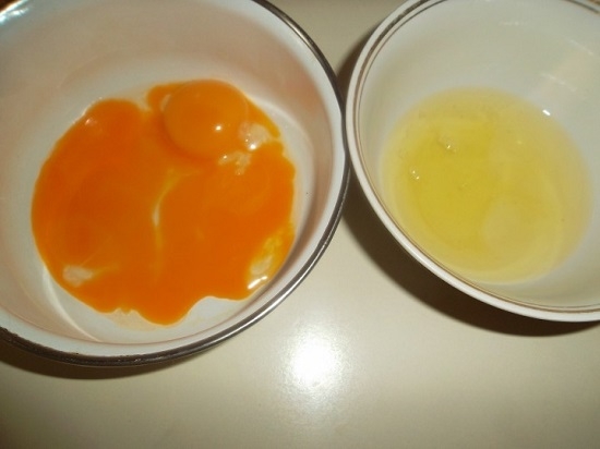 Отделим желтки от белков по разным мискам