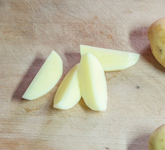 Разрежьте картофель на 4 равные части