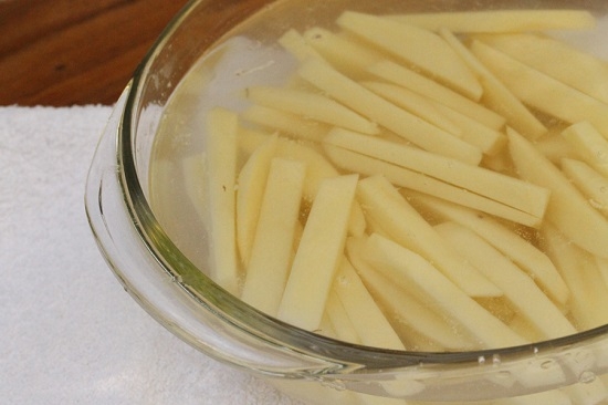готовый картофель складываем в миску с водой