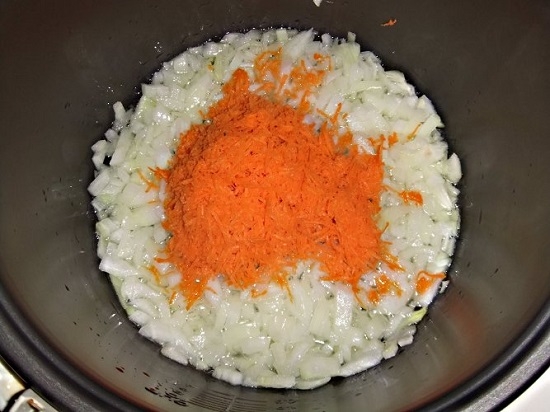 очистим и натрем на мелкой терке морковь