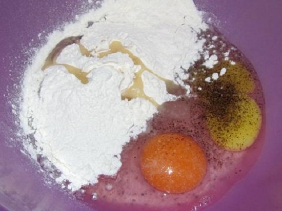 Приготовим кляр: смешиваем яйца, просеянную муку