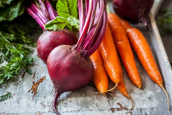 При выпадении узлов хорошо помогают компрессы из моркови и свеклы