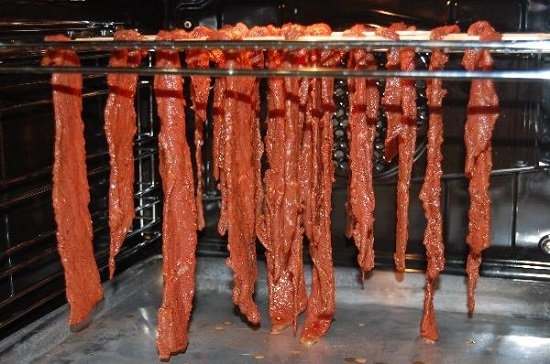 Кусочки мяса нанизываем на шпажки 