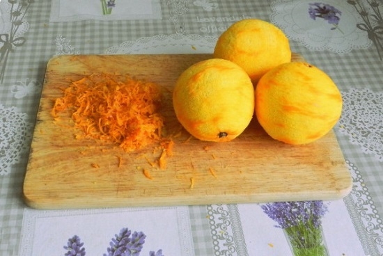 Апельсины промываем и срезаем с них цедру