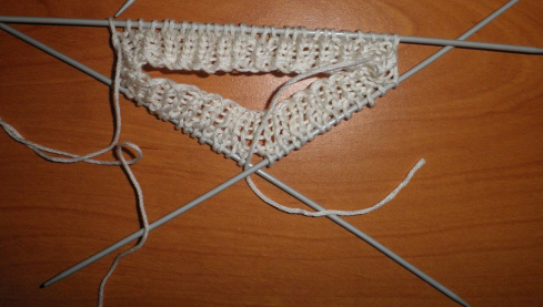 Вязание ажурных носков узором косички