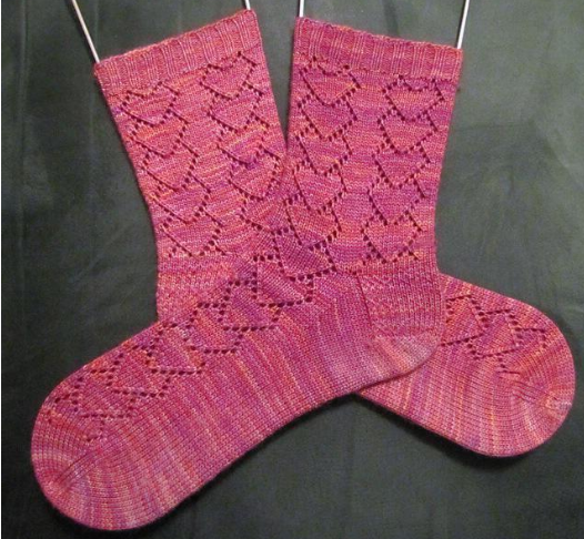 Вязание ажурных носков спицами узором сердечки