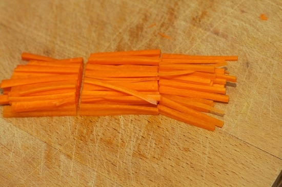 Подготавливаем морковь для обжаривания