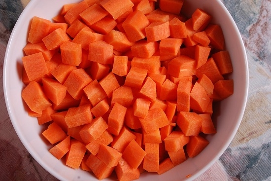 Нарезаем морковь к тушению