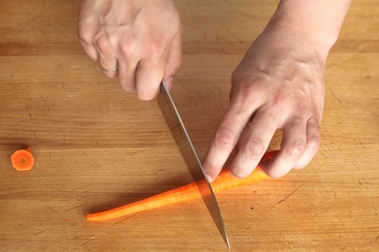 Чистим морковь и режем на части