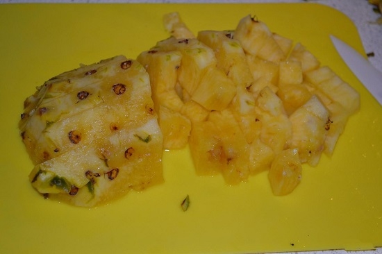 Свежий ананас очищаем от кожуры