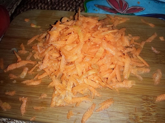 Морковь очищаем от кожуры и шинкуем на терке