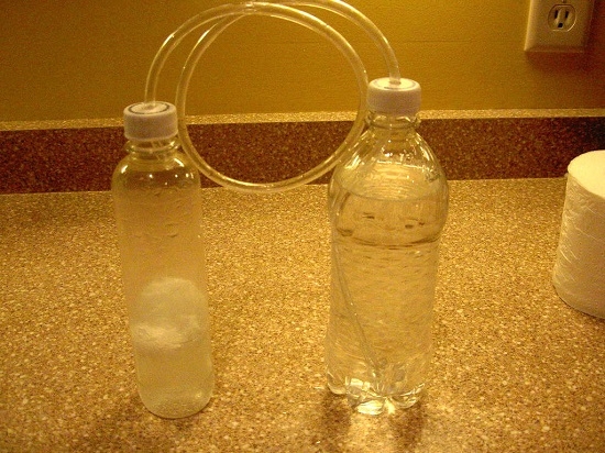 Плотно закрутите крышки на обеих бутылках