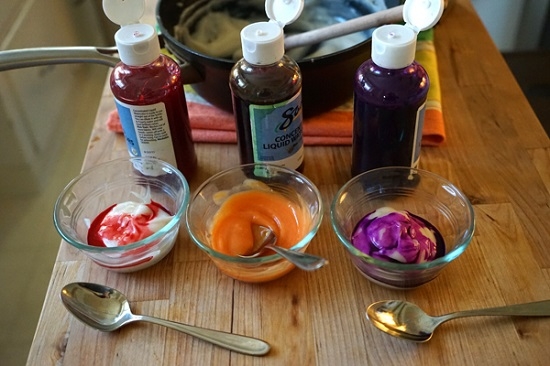 Разделите тесто по мисочкам и добавьте в каждую разные красители
