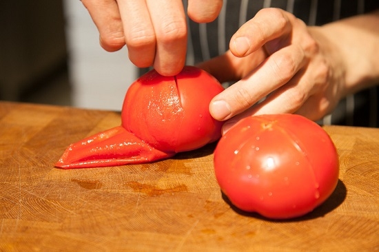 избавим каждый помидор от верхней тонкой кожицы