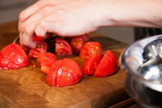 Нарежем томаты небольшими кусочками