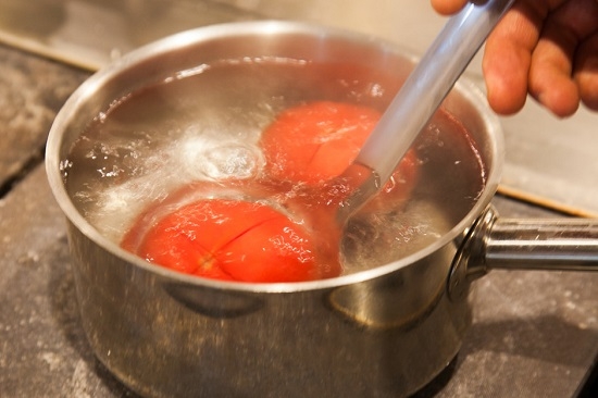 Опустим томаты на несколько минут в кипящую воду