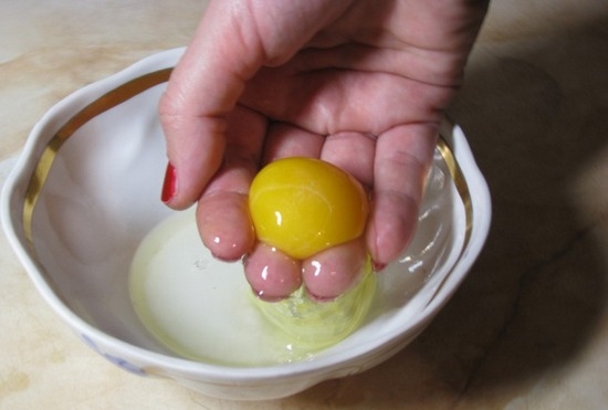 Как отделить желток от белка: разделите содержимое яйца с помощью пальцев рук