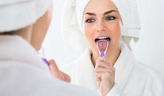 Для лечения налета языка обязательно нужно выполнять гигиену поверхности языка как минимум два раза в день - утром и вечером