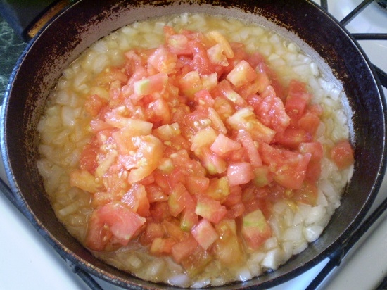Добавим в сковороду нарезанные томаты