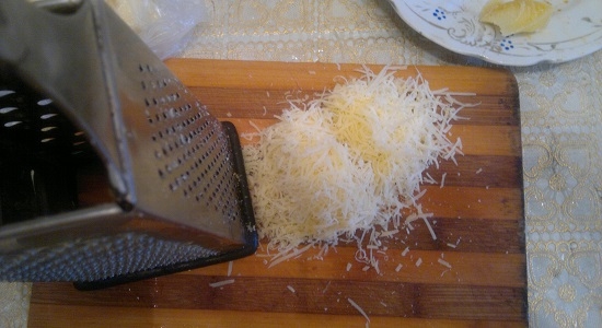 Сыр быстренько измельчим на мелкой терке