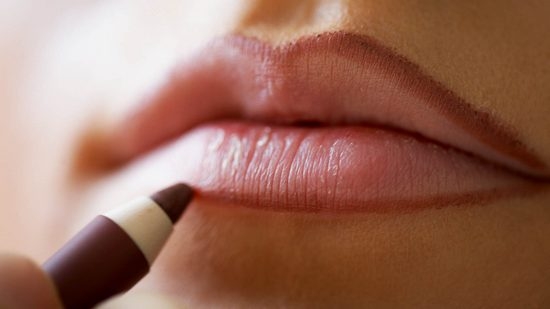 Как визуально увеличить губы макияжем