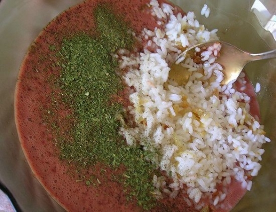 Выкладываем рис, пассерованный лук, приправляем специями и солим