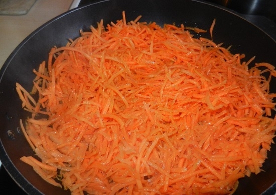 Добавляем тертую морковь