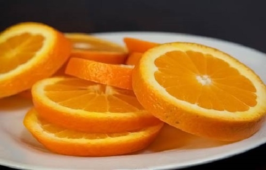 Апельсины нарезаем нетолстыми кружочками