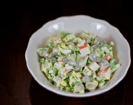 один из самых простых рецептов салатика с крабовыми палочками