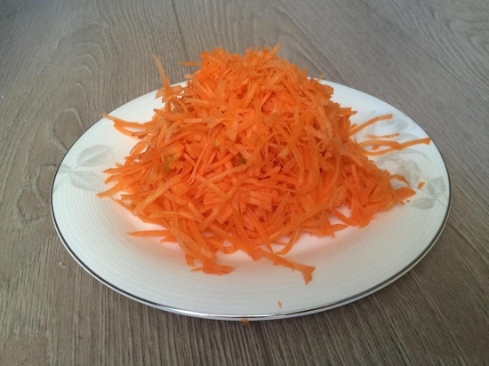 Воспользуемся специальной теркой для моркови по-корейски