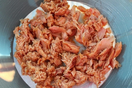 Выложим филе тунца в салатницу
