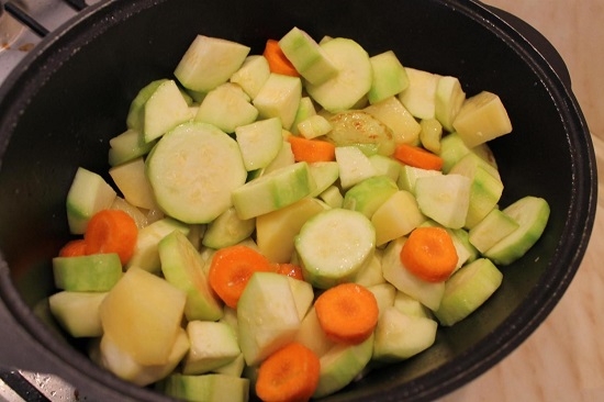 Выкладываем овощи в посуду с луком и чесноком