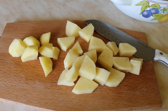 измельчим брусочками картофель